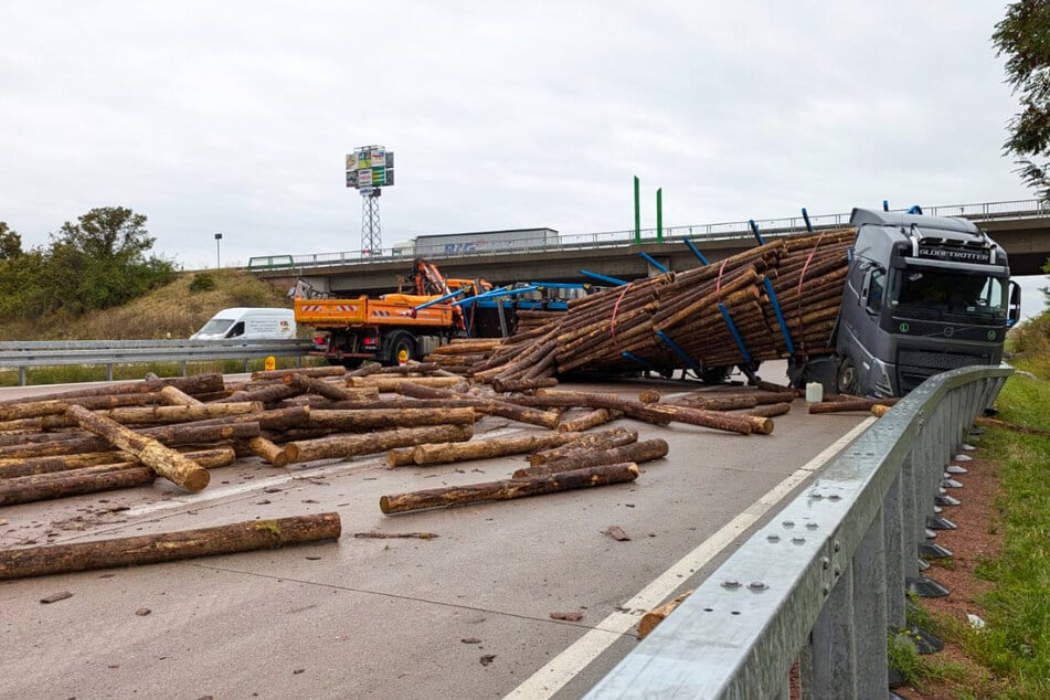 Ein Großteil der Ladung verteilte sich auf der Autobahn.