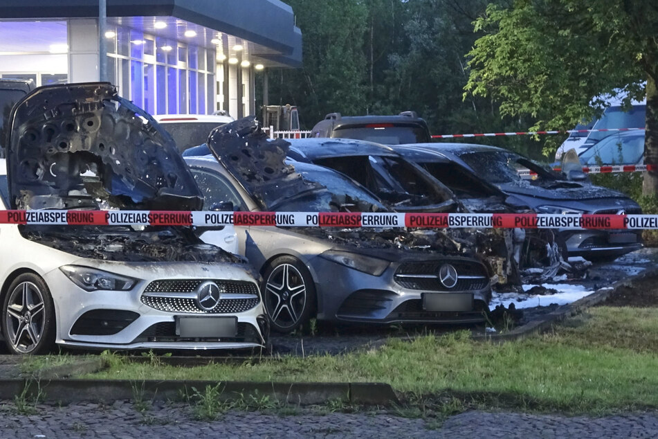 Mehrere Wagen wurden durch einen Brand in einem Autohaus zerstört.