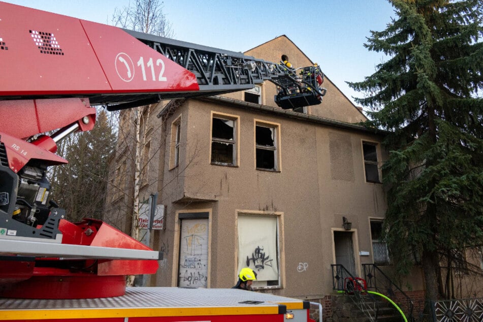 Die Drehleiter wurde vorsorglich ebenfalls in Stellung gebracht.