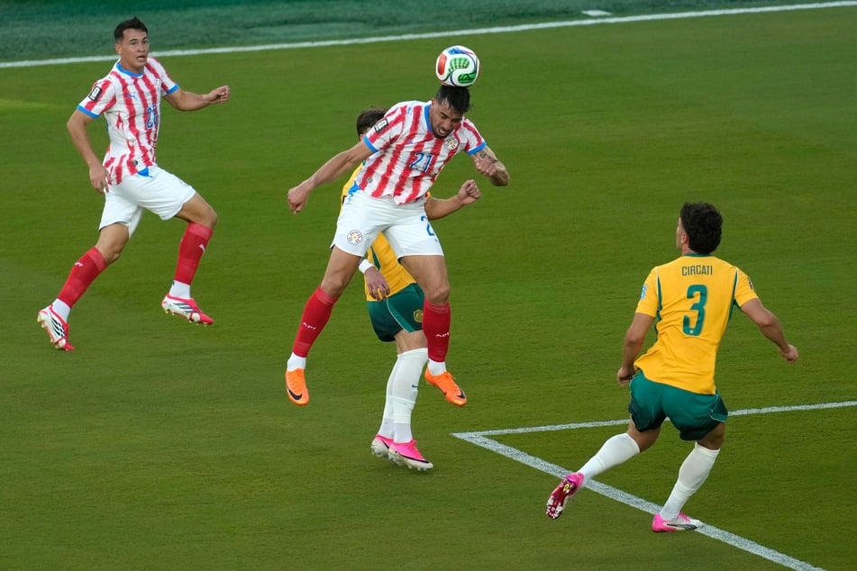Der erste deutsche Gegner in der K.-o.-Runde wird Paraguay (gestreifte Trikots).