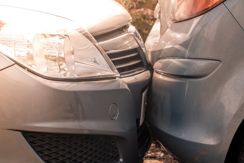 Nach Unfall mit verletzter Frau: Verursacher begeht Fahrerflucht