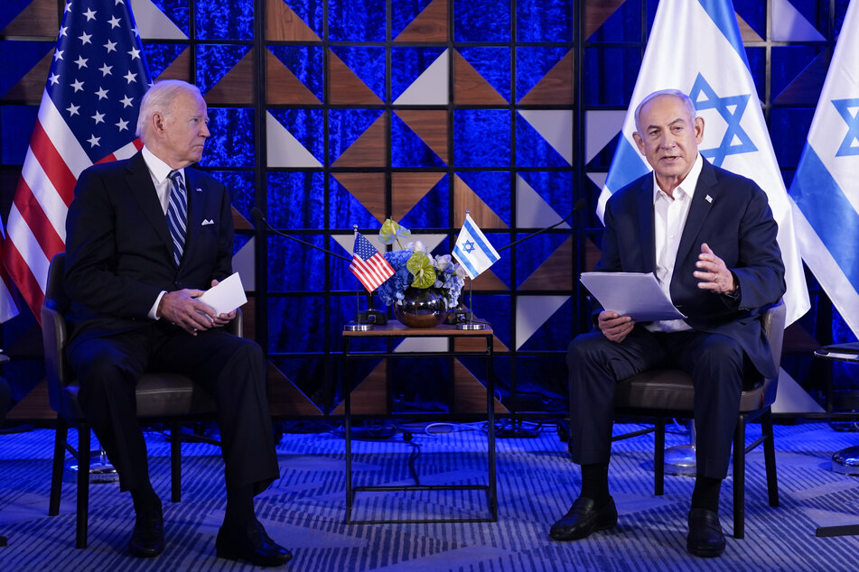 Joe Biden (80, l.), Präsident der USA, und Benjamin Netanjahu (73, r.), Ministerpräsident von Israel, sitzen für Gespräche bei ihrem Treffen zusammen.