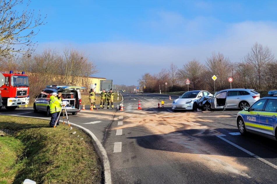 Die Feuerwehr kümmerte sich unter anderem um eine große Ölspur.