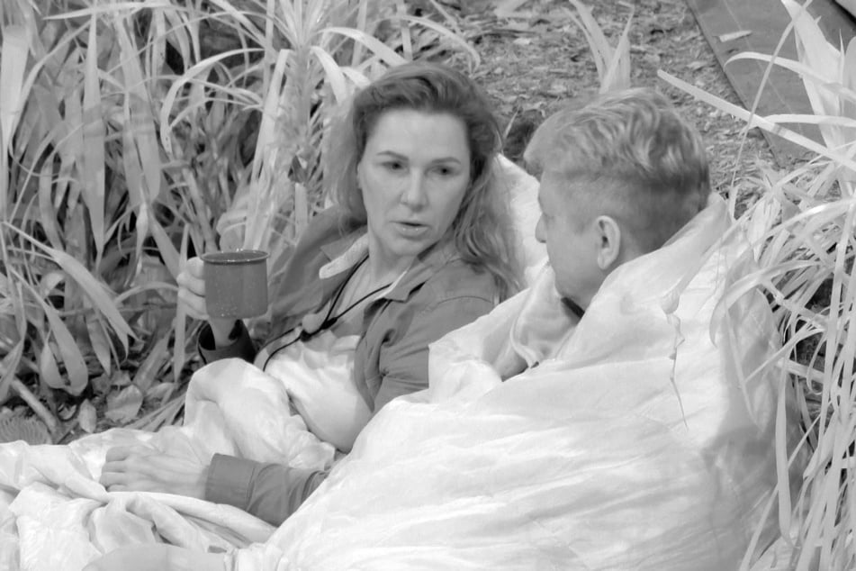 Die Camper können sich nicht erklären, was "da draußen" vor den TV-Bildschirmen los ist.