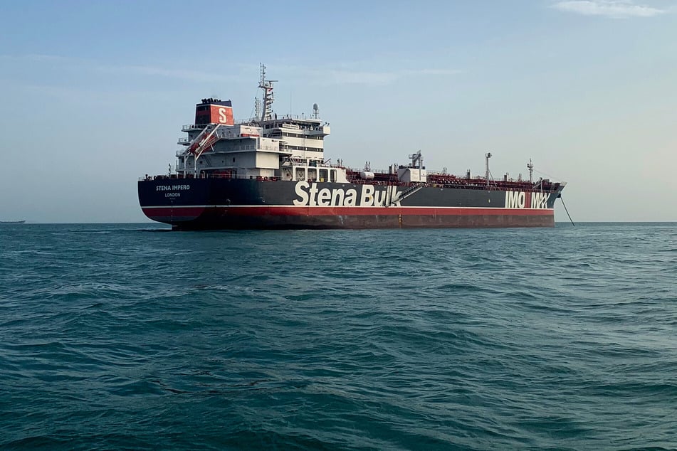 Der britischen Öltanker "Stena Impero" sitzt wie viele andere in der Straße von Hormus im Persischen Golf fest. Die Verknappung von Rohöl könnte zu Spritpreisen von mehr als zwei Euro führen, so Experten.