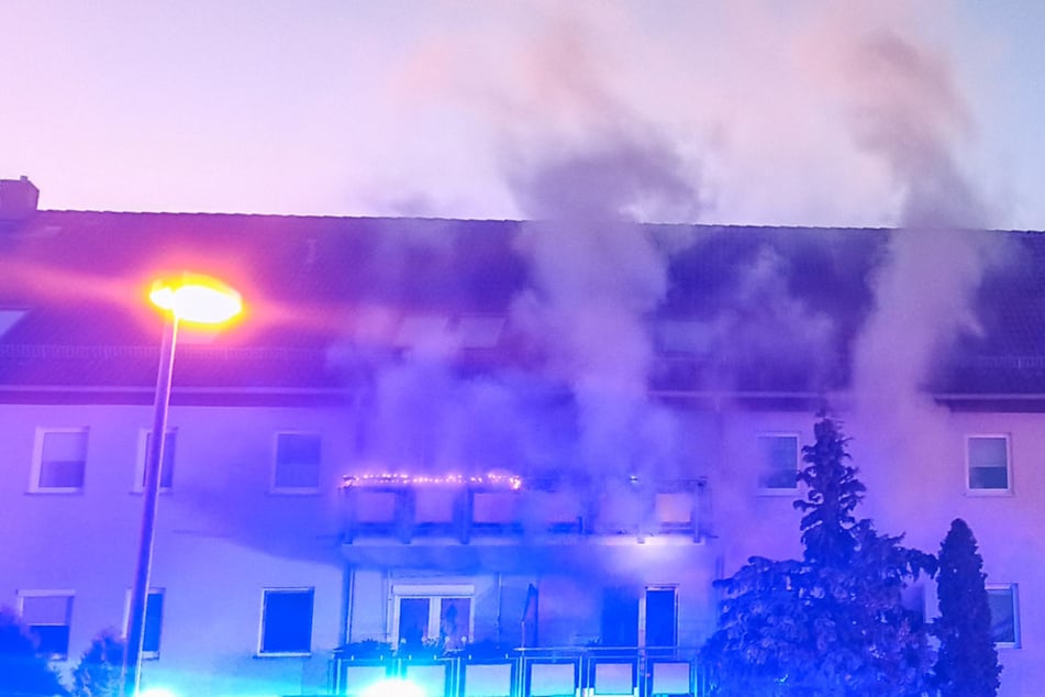 Sofa-Brand am Feiertag: Zwei Personen im Krankenhaus