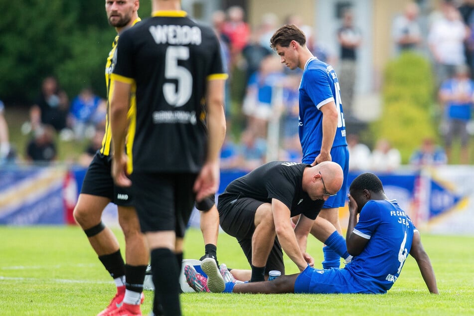Osazee Aghatise (r.) hatte sich bereits in der letzten Runde des Thüringenpokals gegen Weida verletzt und war soeben erst wieder fit geworden. (Archivfoto)