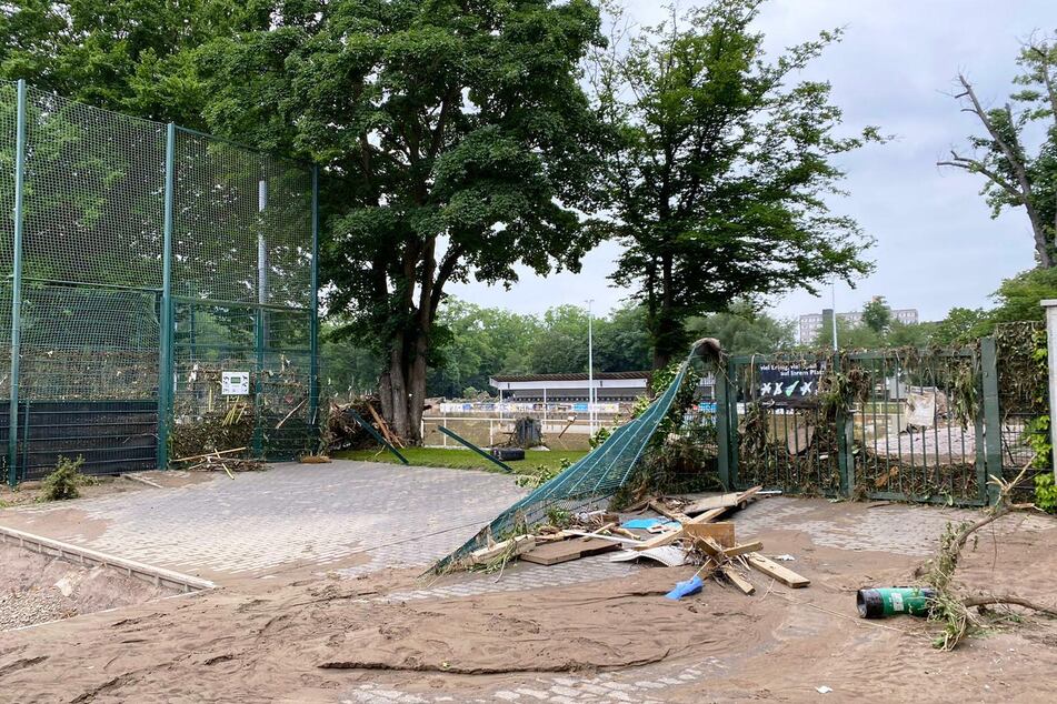Das Stadion wurde von den Wassermassen komplett verwüstet. Das Wasser stand meterhoch.