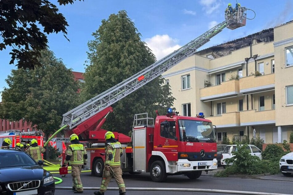 Im Berliner Ortsteil Niederschönhausen ist am Freitagabend in einem Mehrfamilienhaus ein Feuer ausgebrochen.