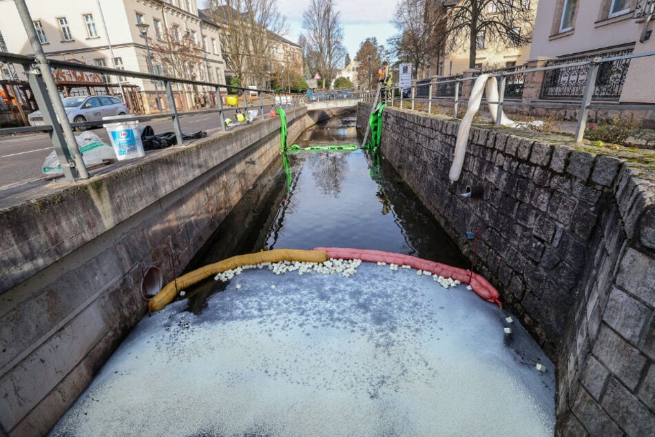 Am Freitagvormittag wurde auf dem Hegebach ein öliger Schmutzfilm entdeckt.
