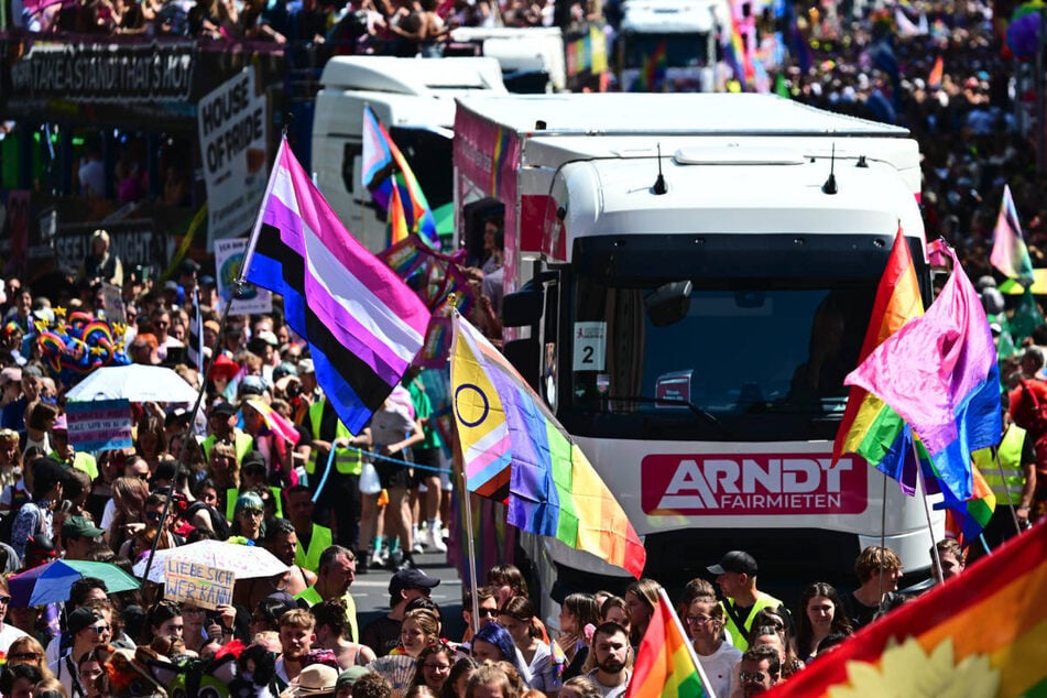 Berlin: Christopher Street Day: 80 Wagen ziehen für Vielfalt und Toleranz durch Berlin