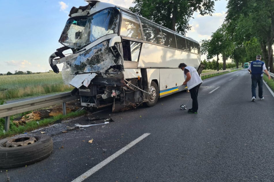 Die Front des Busses ist zerstört.