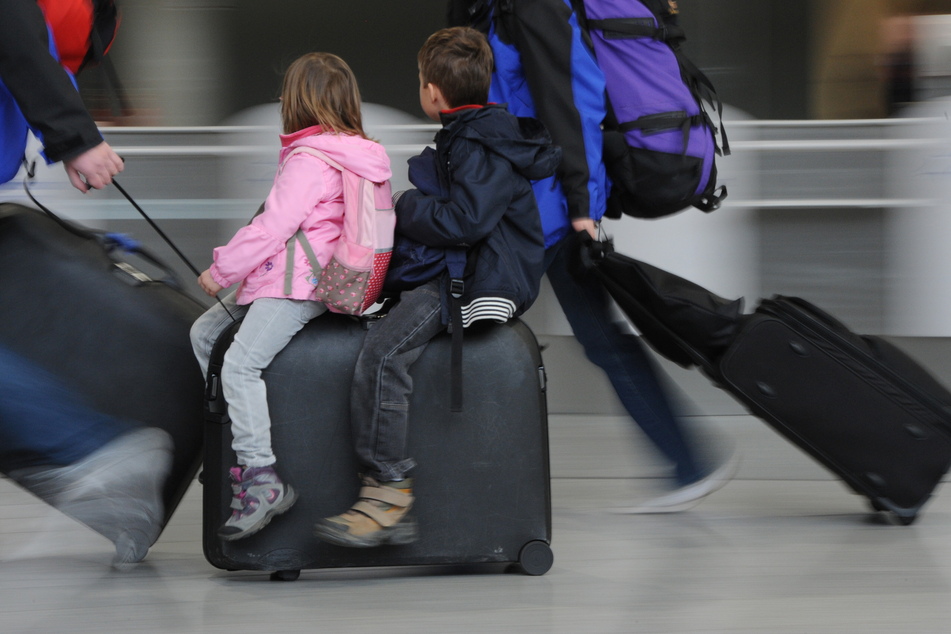 Nicht nur Kinder sitzen auf gepackten Koffern. Die Winterferien starten am 31. Januar.