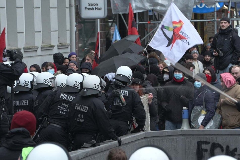 Beamten benutzten mehrfach Pfefferspray, weil Demonstranten versuchten, Menschen am Besuch der Veranstaltung zu hindern.