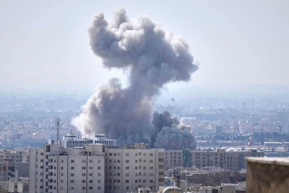 Teheran: Eine Rauchwolke steigt nach einer Explosion auf.