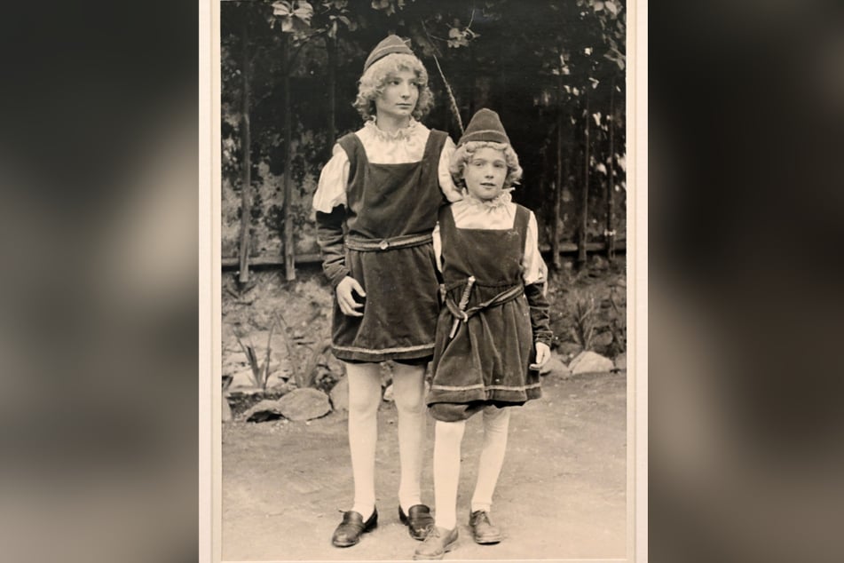 Das Foto zeigt die Prinzen Ernst und Albrecht, die in den 1950er Jahren von Peter Neef und Wolf Butter gespielt wurden.