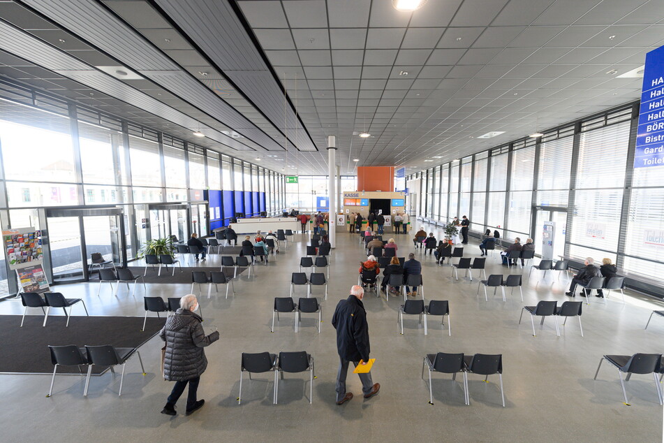 Könnte ab kommender Woche voller werden: Dann dürfen sich nicht nur hier im Impfzentrum auf der Messe Dresden, sondern in ganz Sachsen weitere Bevölkerungsgruppen impfen lassen.
