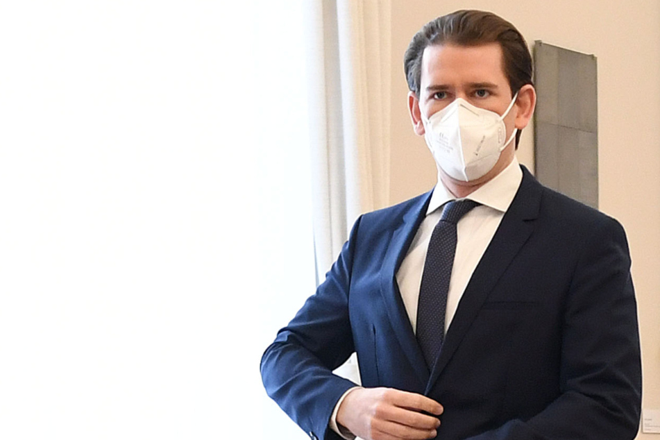 Sebastian Kurz (ÖVP), Bundeskanzler von Österreich, trifft mit Mund-Nasen-Bedeckung zu einer Videokonferenz der Regierung mit der Opposition im Bundeskanzleramt ein.