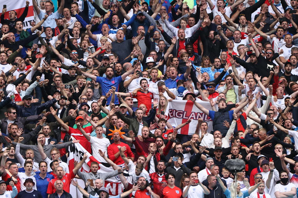 Englands Fans feiern vor dem Achtelfinalspiel zwischen England und Deutschland. Die ECDC hat im Zusammenhang mit der Fußball-EM erstmals auch Corona-Fälle in Deutschland gezählt.