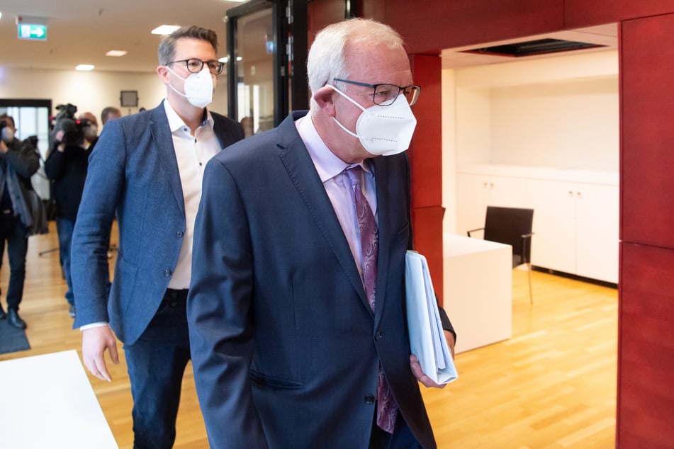 Im Fokus steht dabei der ehemalige bayerische Justizminister Alfred Sauter (70, r.). Er hat die Vorwürfe zurückgewiesen.