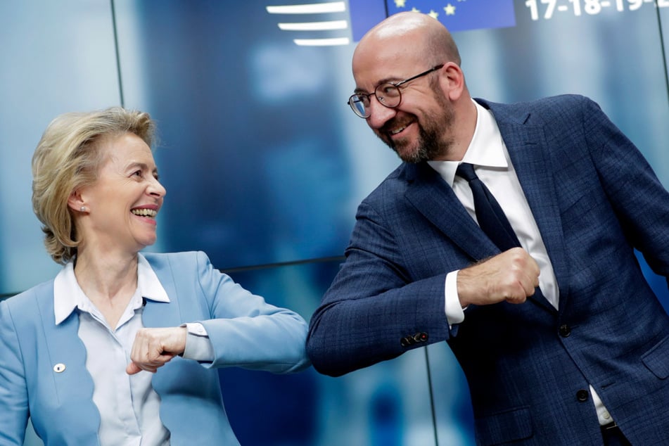 Ursula von der Leyen (61) und Charles Michel (44), Präsident des Europäischen Rates, stoßen sich an den Ellbogen, nachdem sie zum Abschluss des EU-Gipfels jeweils eine Rede gehalten haben. (Archivbild)