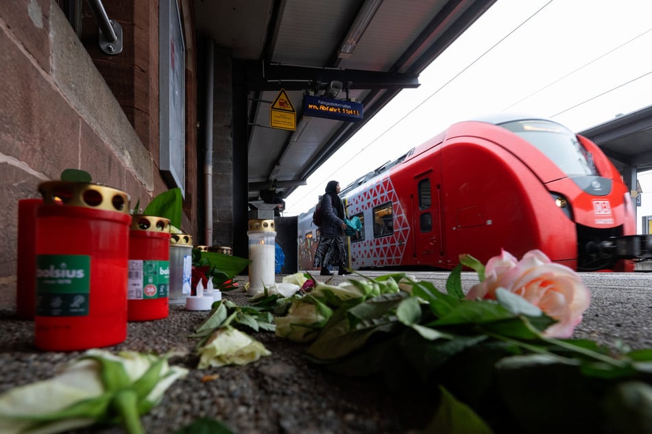 Blumen und Kerzen am Bahnhof in Landstuhl: Kurz nachdem der Regionalexpress diesen verlassen hatte, kam es zu dem tödlichen Angriff.