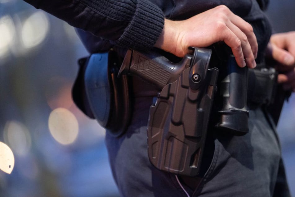 Einbruchversuch eskaliert: Männer fahren auf Polizisten zu, dann fallen Schüsse