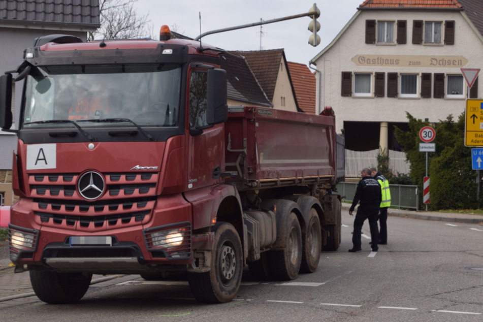 Polizisten an der Unfallstelle. Zuvor wurde eine Fußgängerin von einem Lkw erfasst.