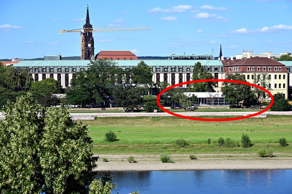 Auch vom Landtag aus gut zu erkennen: Das große Zelt steht direkt vor dem Hotelgebäude.