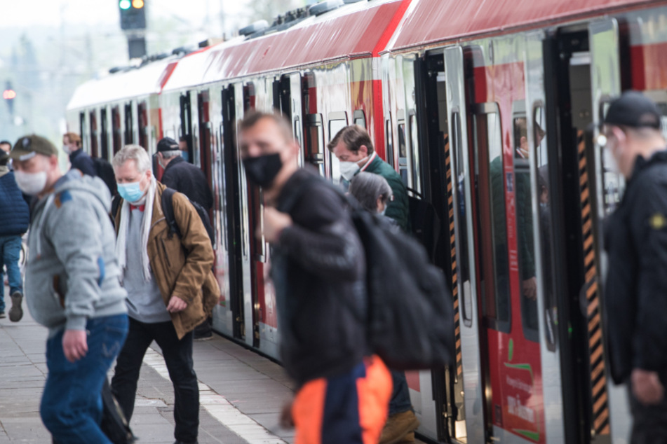 Fahrgäste steigen aus einer S-Bahn in Hamburg aus. (Archivbild)