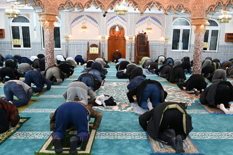 Männer beten beim Nachtgebet (Ischaa) in der Abu Bakr Moschee der Islamischen Gemeinde Frankfurt am Main.