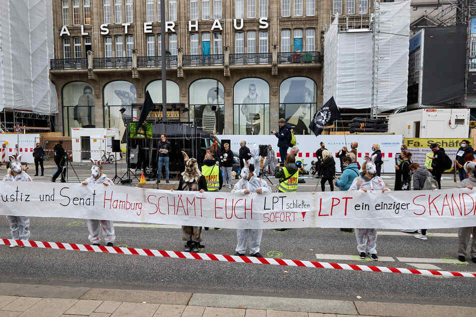 Tierschützer demonstrieren gegen das LPT in Hamburg.
