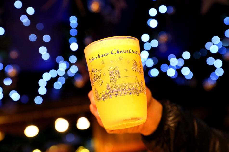 Glühwein, Schmankerl, was das Herz begehrt - auf dem Münchner Christkindlmarkt wird jeder fündig.