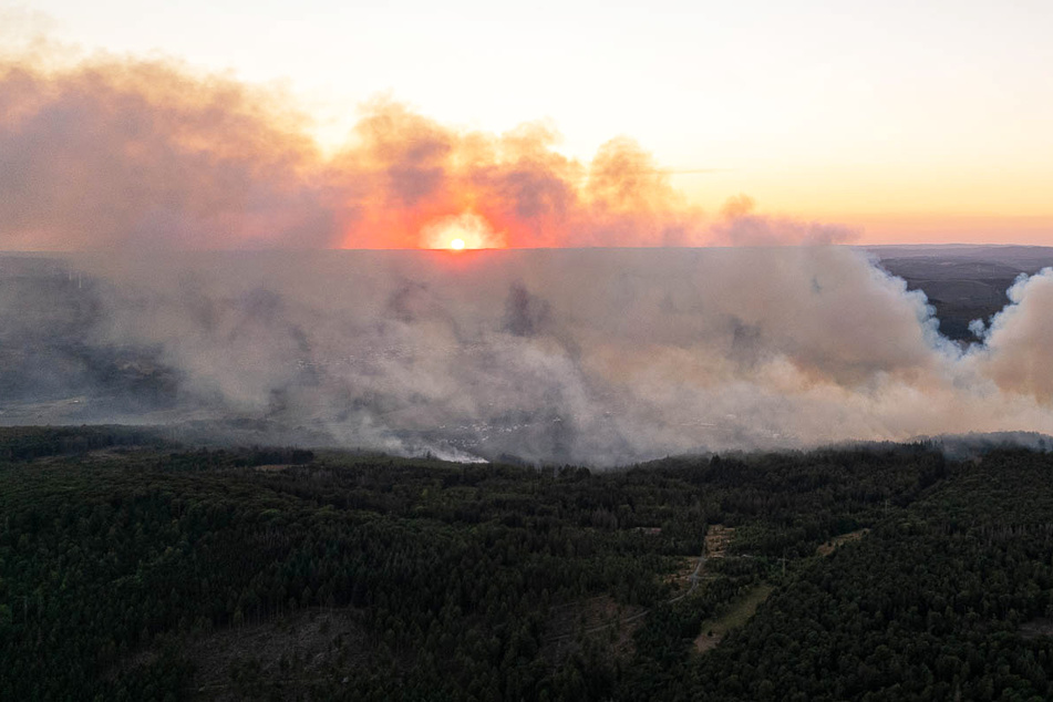 Eine gigantische Rauchfahne war über dem Wald bei Haiger im mittelhessischen Lahn-Dill-Kreis zu sehen.