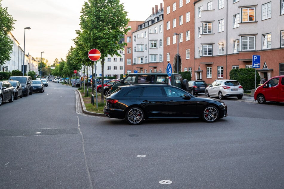 Selbst ernannte "Anzeigenhauptmeister" werden auf dem Kaßberg schnell fündig - wie bei diesen auf der Kreuzung parkenden Autos.