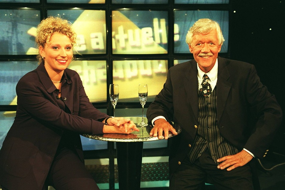 Julia Westlake (52) mit Carlo von Tiedemann (80) bei seiner Samstagabend-Unterhaltungssendung "Die aktuelle Schaubude".