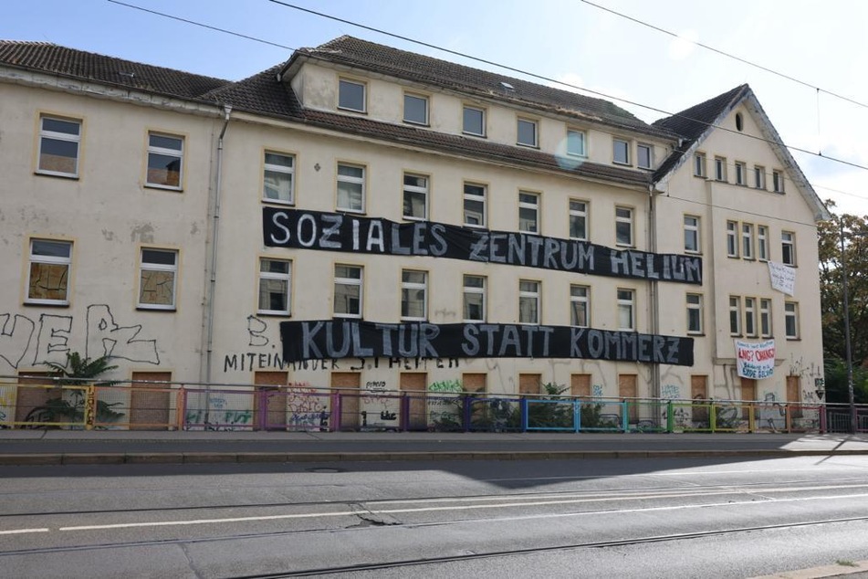 "Soziales Zentrum Helium - Kultur statt Kommerz" ist auf Bannern an der Fassade zu lesen.