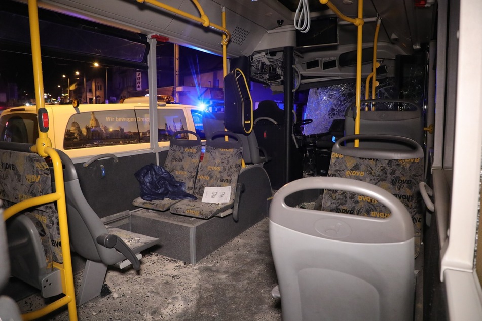 Zum Zeitpunkt des Unfalls befanden sich zwei Fahrgäste im Bus.