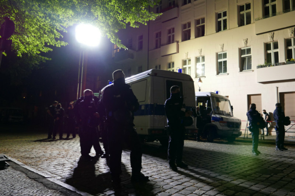 Ein Flutlichtmast scheint in der Nacht zum Freitag auf Demonstranten und Unterstützer der Kiezkneipe in der Weisestraße.