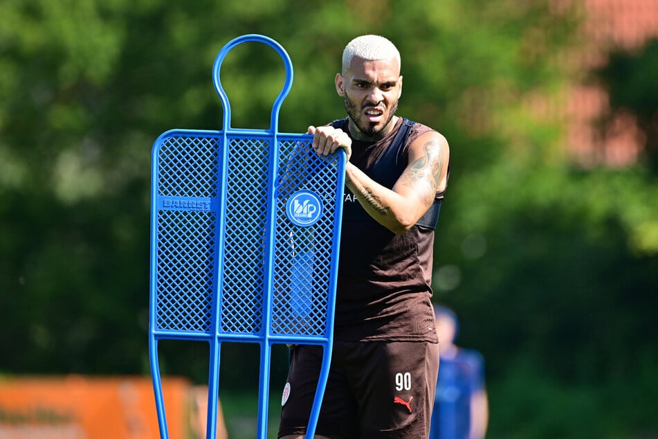 St.-Pauli-Stürmer Maurides (30) hat sich am Donnerstag im Training der Kiezkicker zwei Finger ausgekugelt.