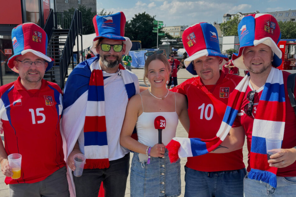 Unserer Reporterin Alice hat mit den tschechischen Fans auf der offiziellen Fanzone in Hamburg gesprochen. Die Gruppe tippt auf einen 2:1-Sieg gegen die Türkei.