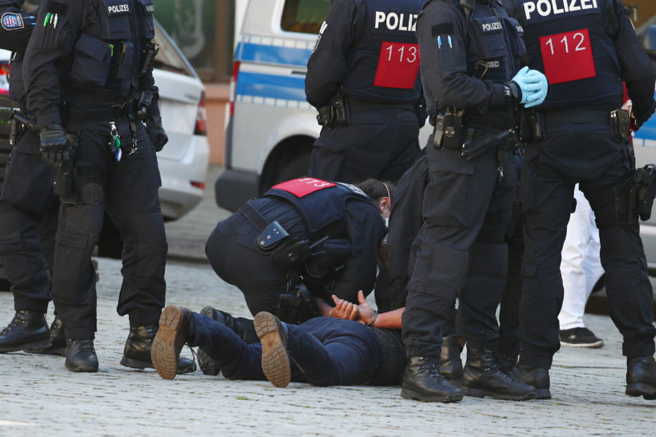 Eine Studie soll aufklären, wie oft Polizisten im Einsatz zum hart gegen Demonstranten vorgehen. (Symbolbild)