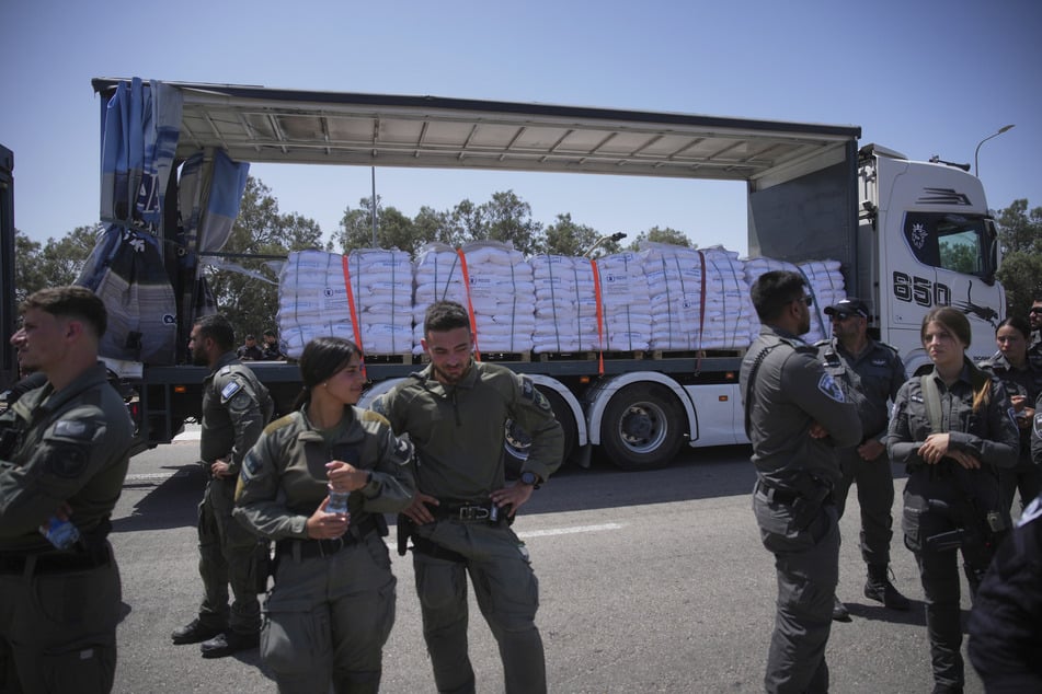 Ein mit humanitärer Hilfe für den Gazastreifen beladener Lastwagen fährt zum Grenzübergang Kerem Shalom, während Grenzpolizisten Aktivisten daran hindern, die Straße im Süden Israels zu blockieren.