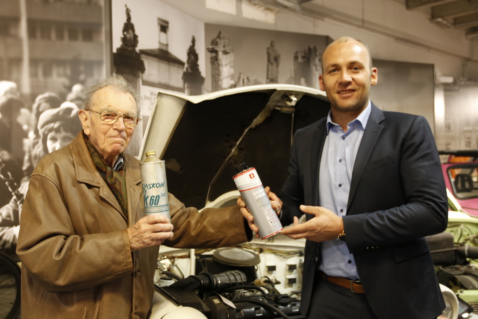 DDR-Elaskon-Chef-Günther Gedecke (92) und der heutige Elaskon-Chef Tobias Schwald (35) übergaben dem DDR-Museum eine Original-Flasche "K60 ML".