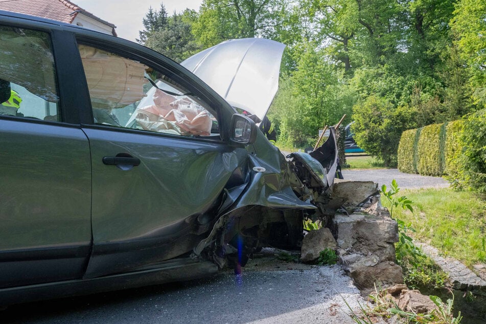 Auswirkungen des Aufpralls sind an Auto und Brücke zu sehen.