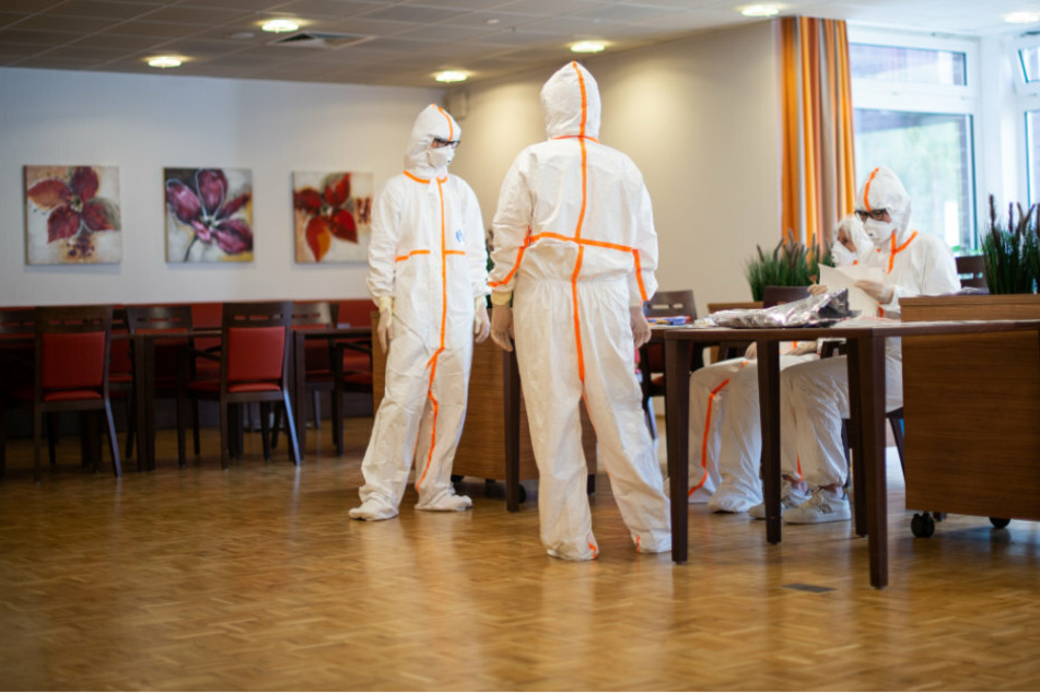 Vier Frauen in Schutzanzügen warten im Johannes-Sondermann-Haus des AWO Altenzentrum auf Mitarbeiterinnen zum Abstrich zur Testung auf das Coronavirus.