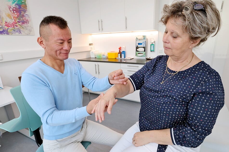 Auch Akupunktur kann bei Schmerzen hilfreich sein.