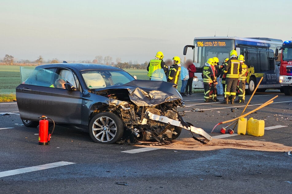 Der BMW ist frontal in den Transporter gekracht und wurde schwer beschädigt.