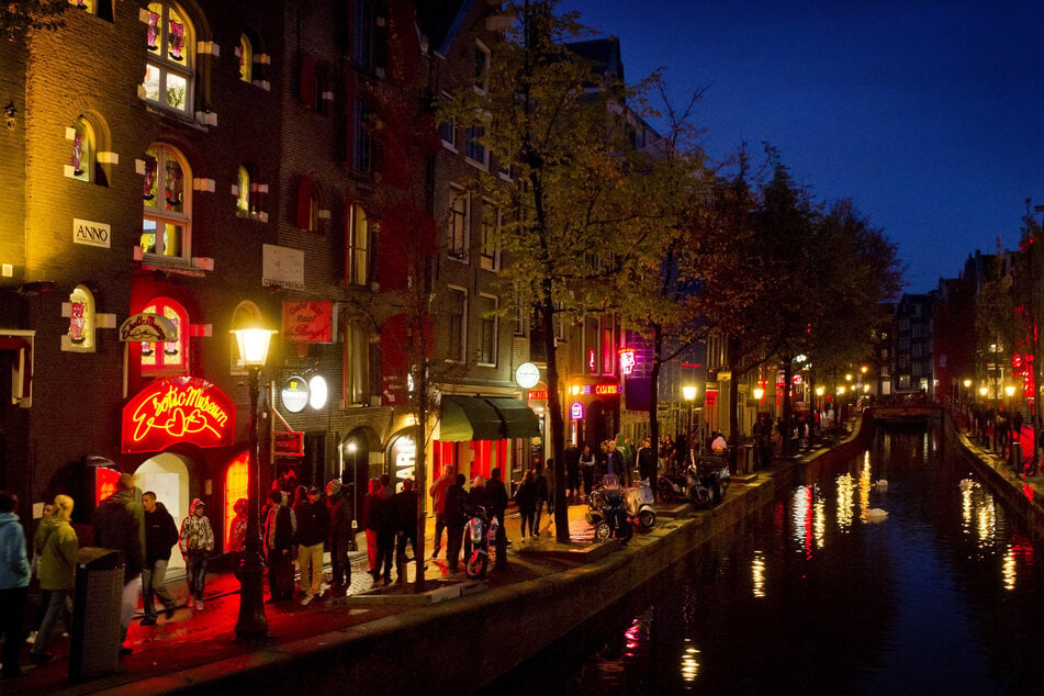 Im Amsterdamer Rotlicht-Viertel ist allabendlich einiges los.