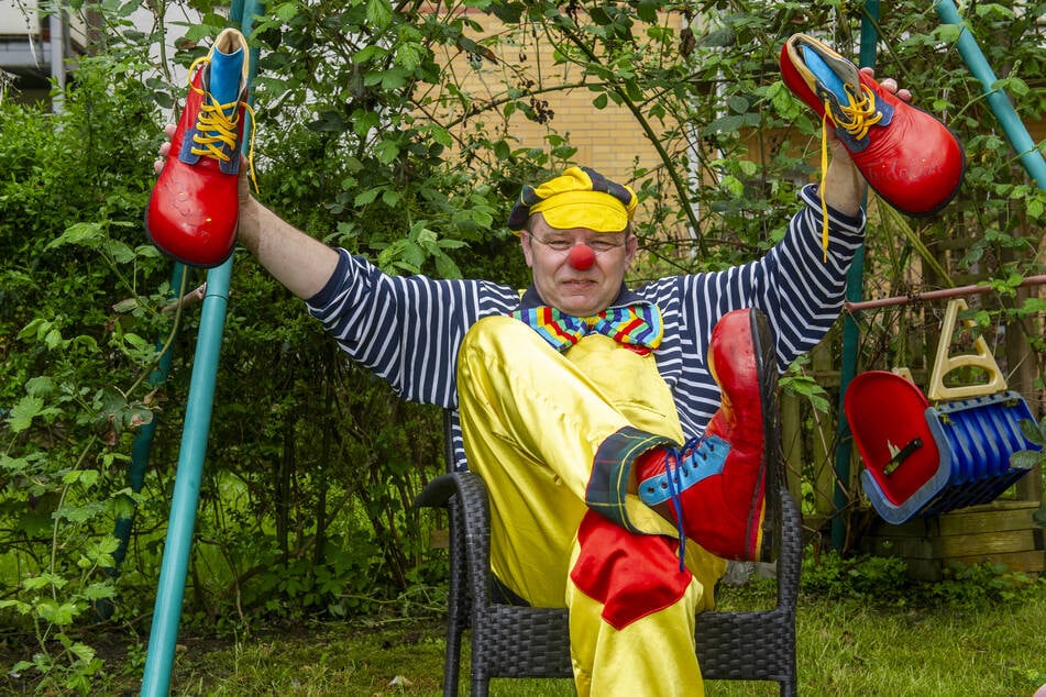 Clown Fridolin hat seine Schuhe zurück - und jetzt sogar noch ein Ersatz-Paar.
